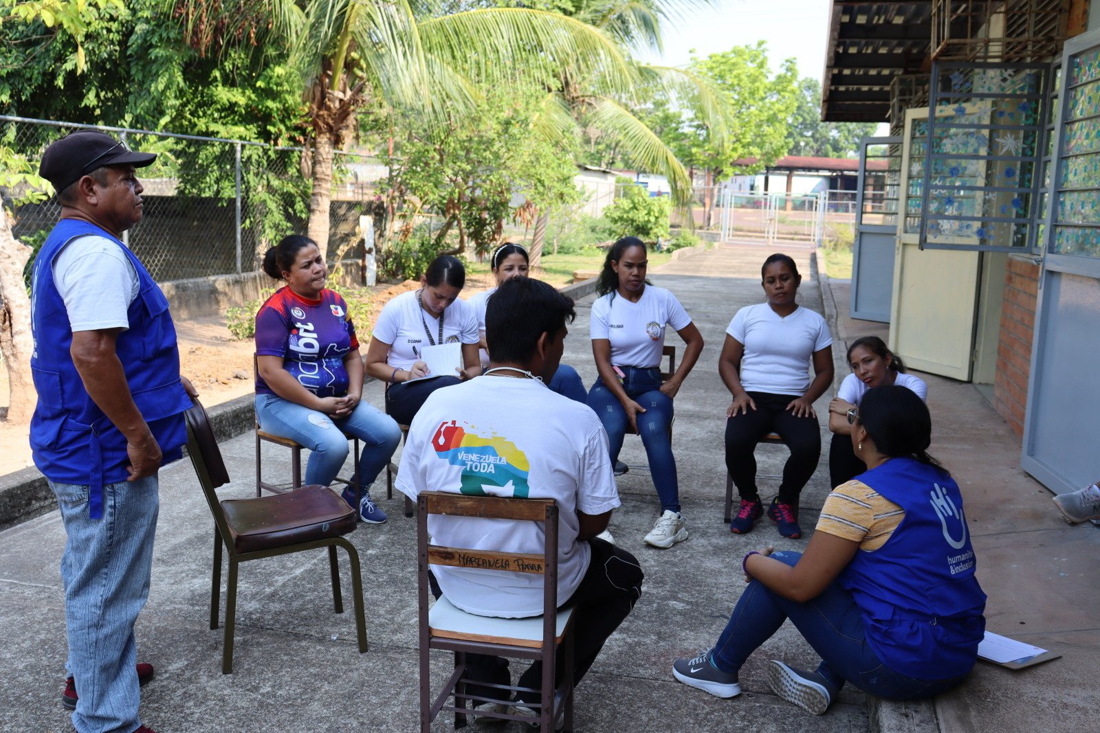 Rogxana Pérez holding a discussion group session for the school’s teachers. © M. Campos / HI