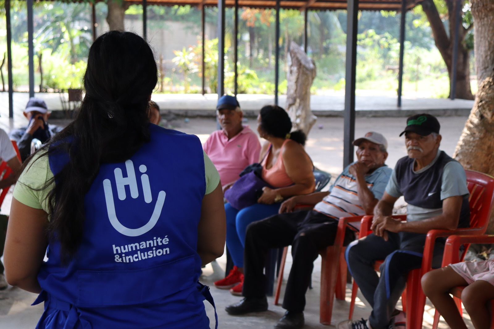 Rogxana Pérez running an awareness session in a centre for elderly people. © M. Campos / HI