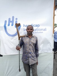 Jean Bahati showing off his new crutch © S. Lazzarino / HI