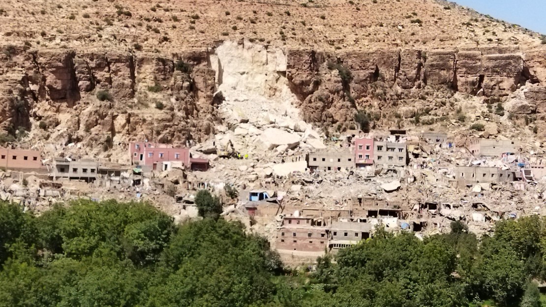 Part of the mountain collapsed and the houses are destroyed.