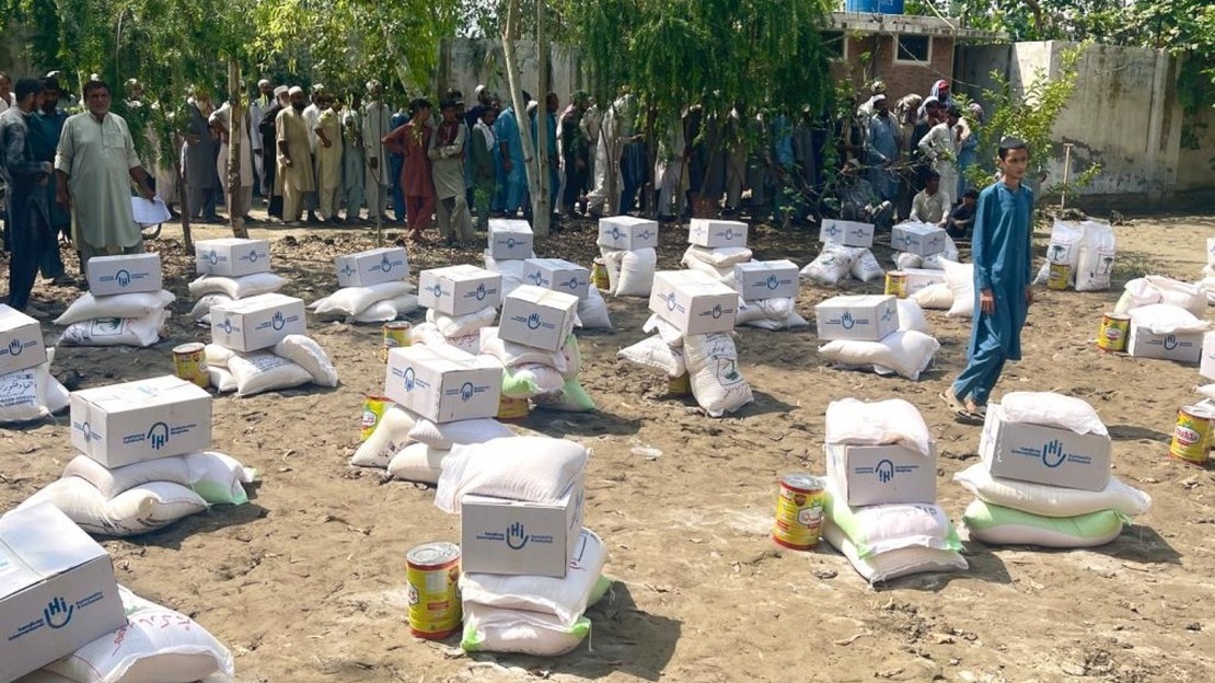 Pakistan: HI distributes food to families affected by catastrophic flooding