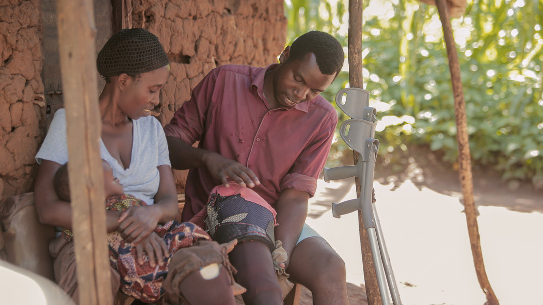 Justine and Majambere: a prosthesis and crutches for a couple