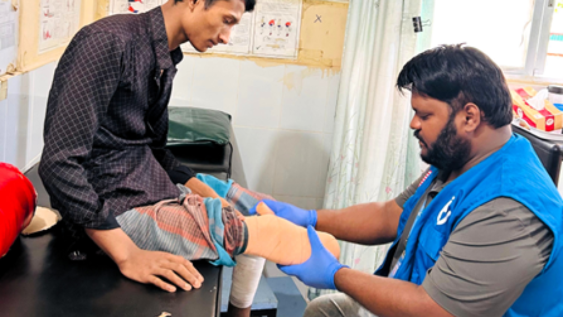 The HI Rehabilitation Officer provides strengthening exercises to Karim at the hospital center The HI Rehabilitation Officer provides strengthening exercises to Karim at the hospital center